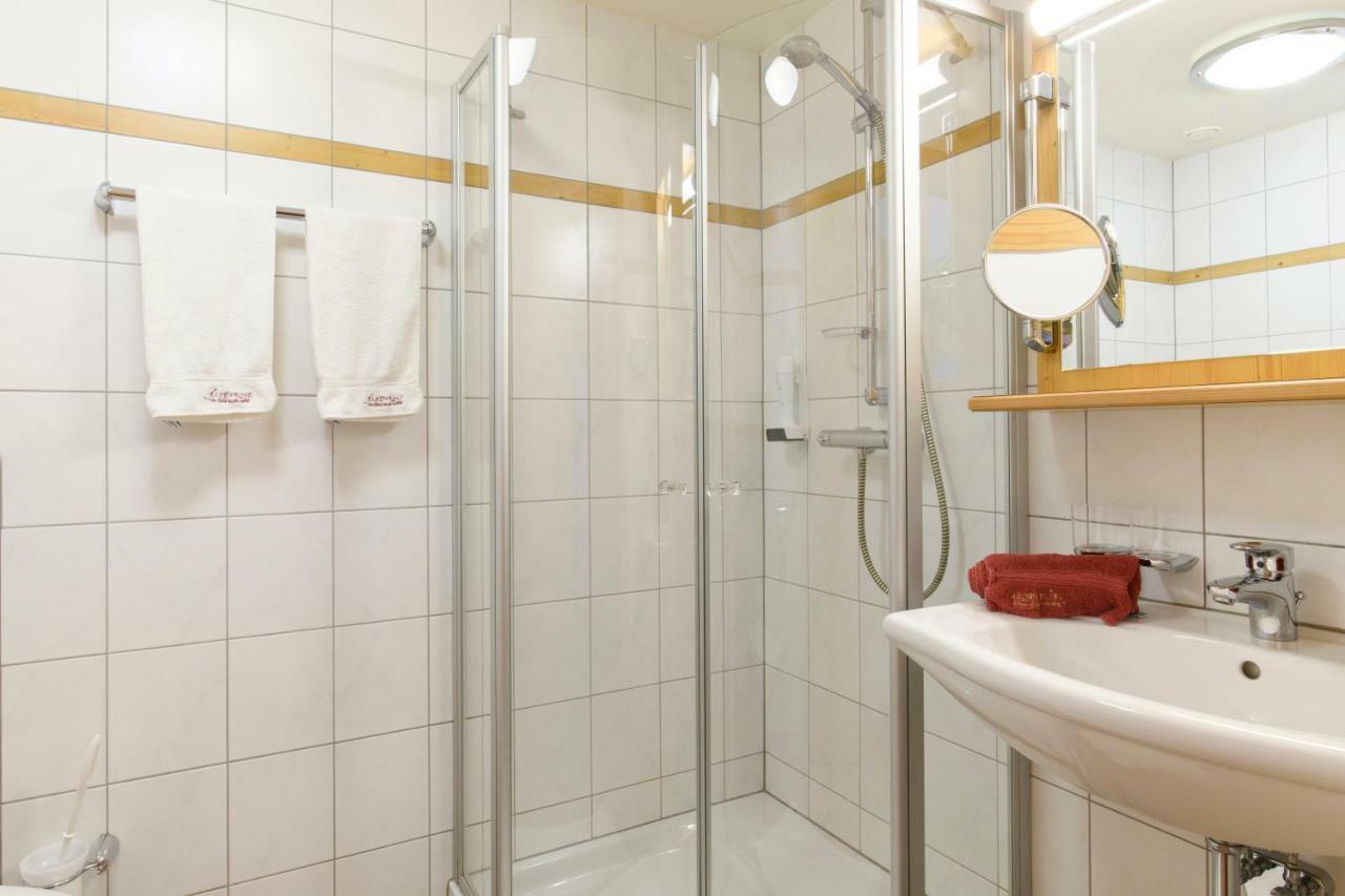 Doppel- oder Zweibettzimmer