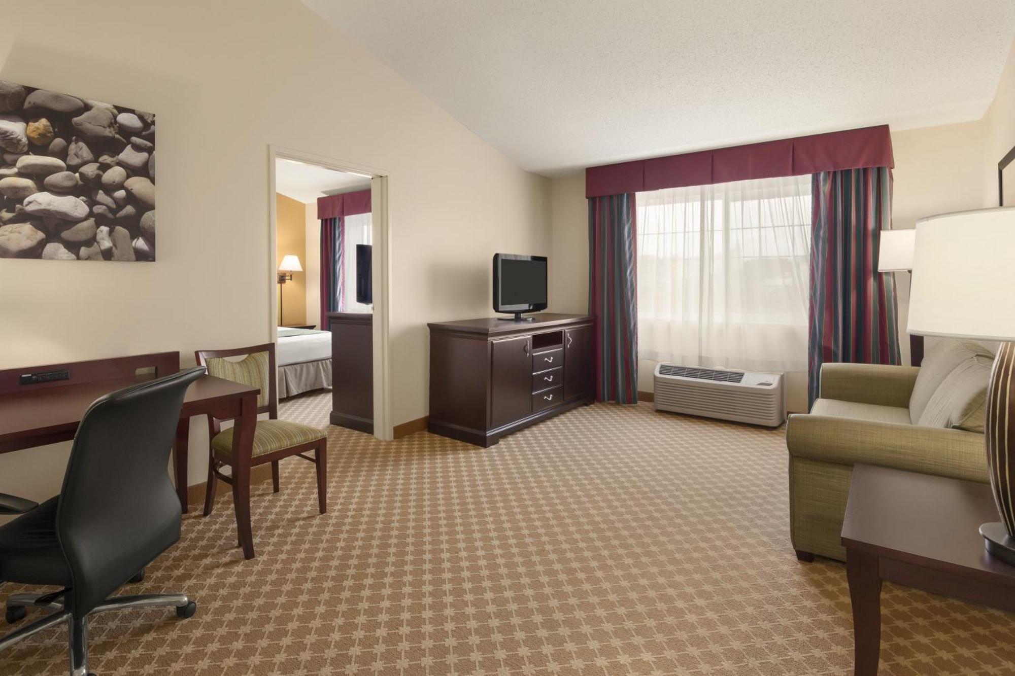 One-Bedroom Queen Suite Sofa Bed