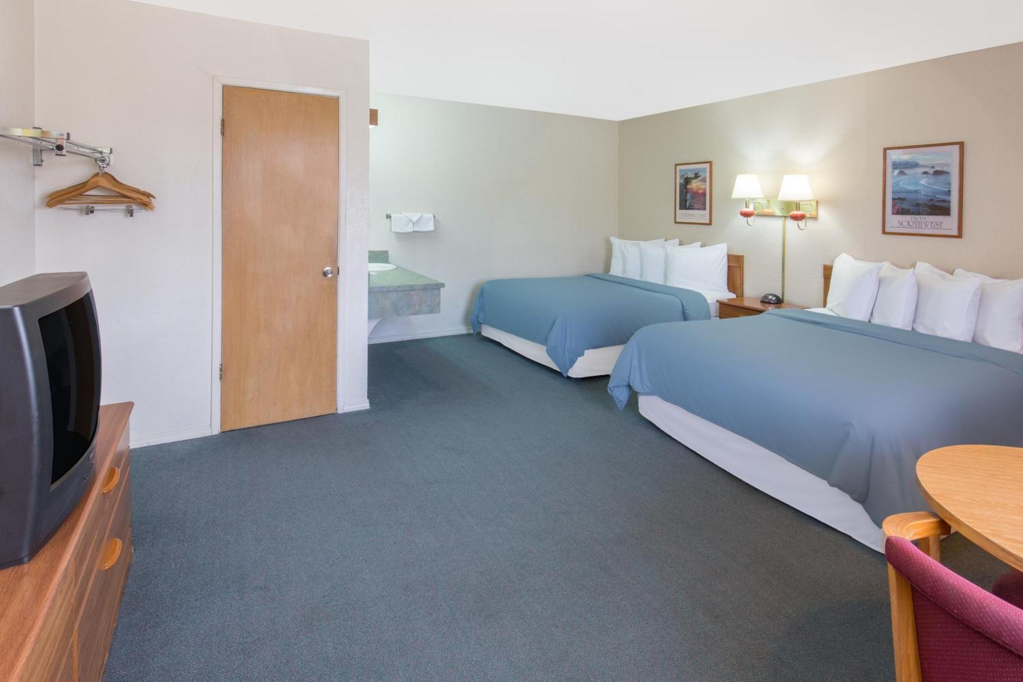 Queen Room Two Queen Beds Non-Smoking
