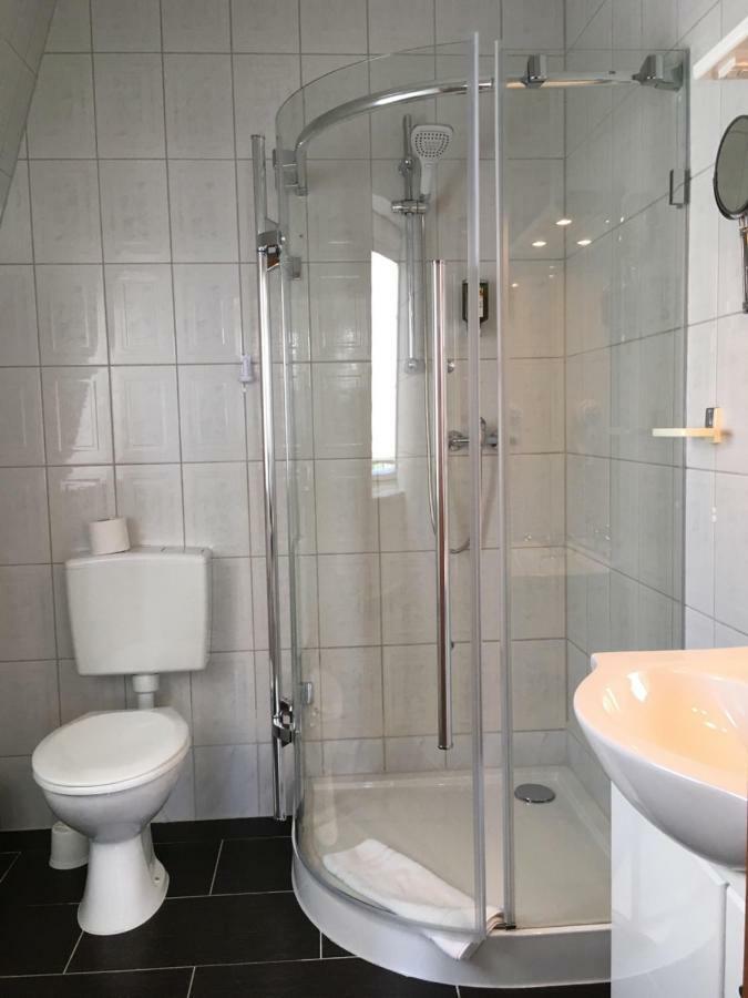 Doppel-/Zweibettzimmer mit Bad