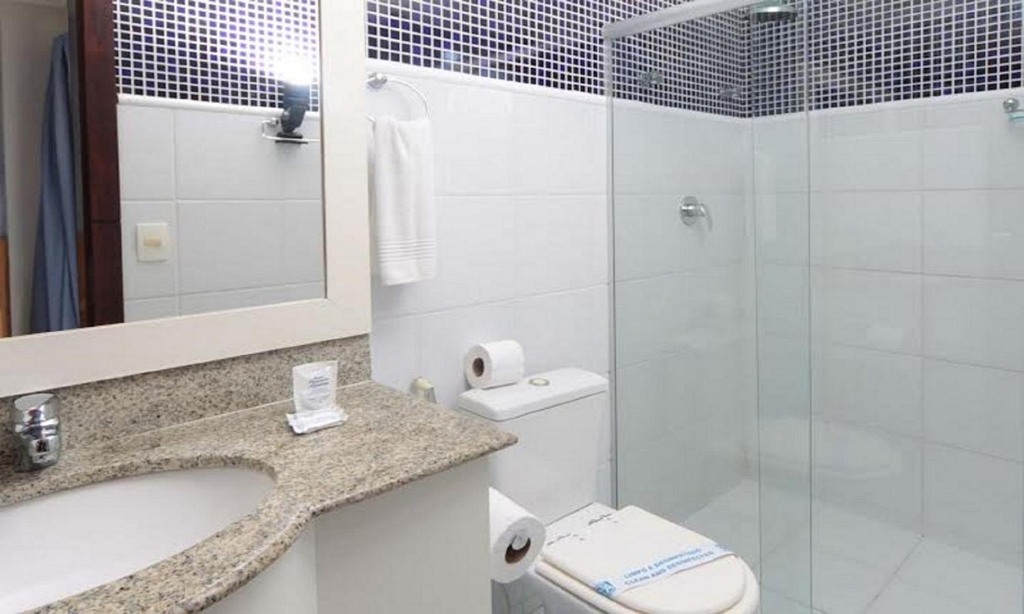 Quarto Standard com 1 Cama de Casal ou 2 de Solteiro e Vista Parcial do Mar