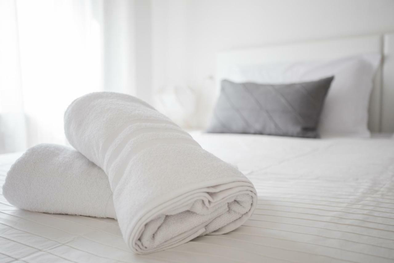 Grote Tweepersoonskamer met 1 of 2 Bedden en Eigen Badkamer