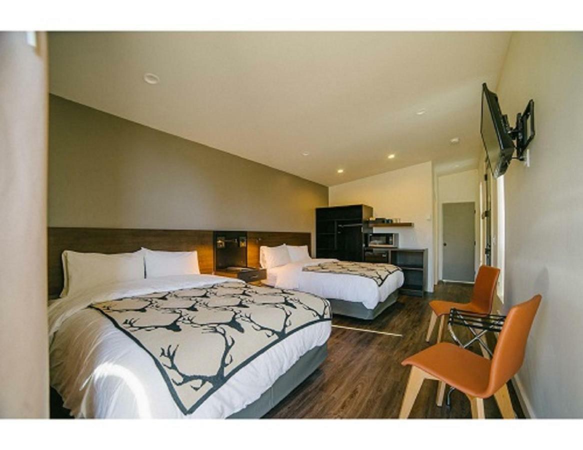 Deluxe Queen Room