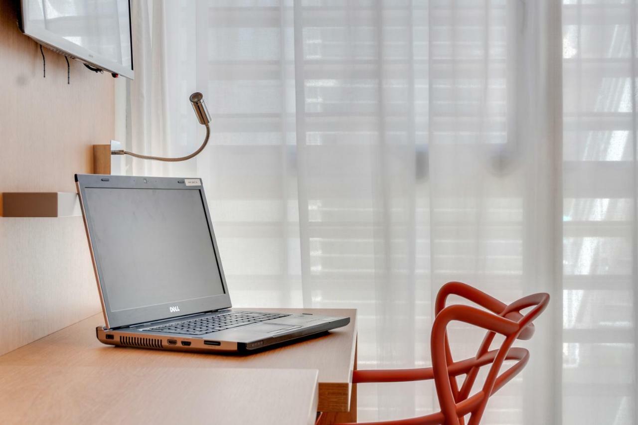 Studio (2 Adults),909666850:JPEG