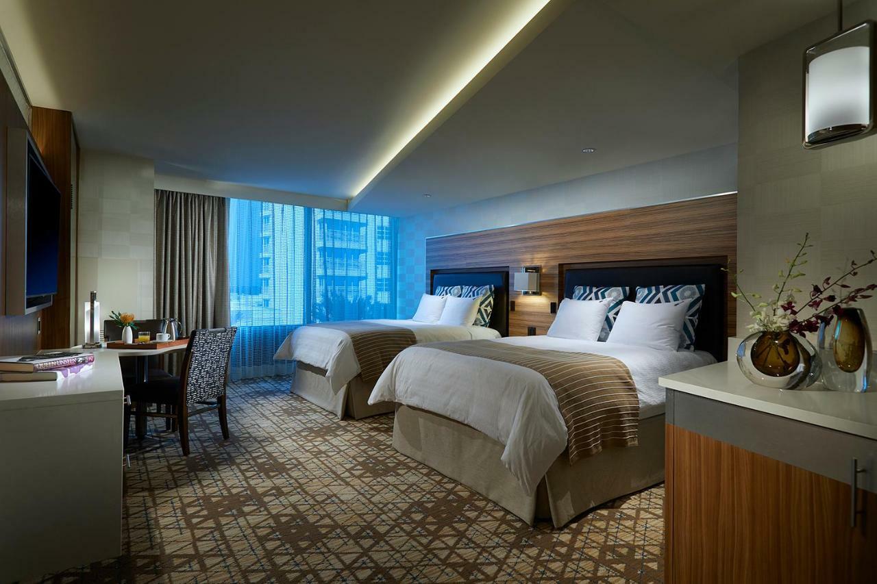 East Tower Deluxe Queens with Pool View - Non-Smoking