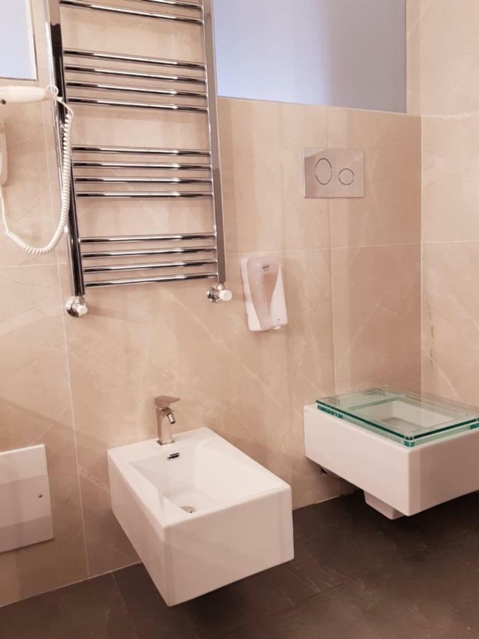Deluxe Double Room Shower