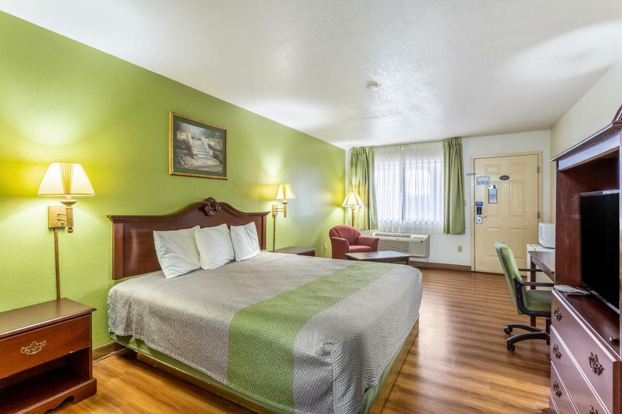 Queen Room Two Queen Beds Smoking