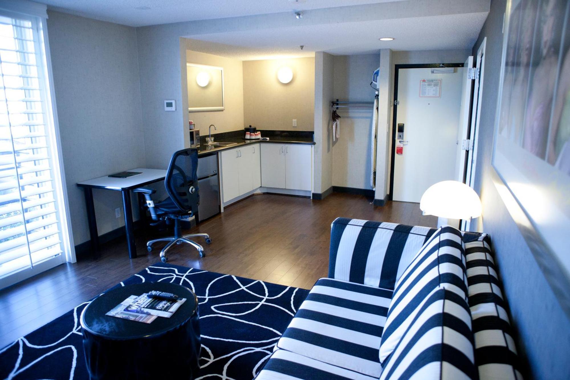One-Bedroom Suite Two Double Beds Non-Smoking