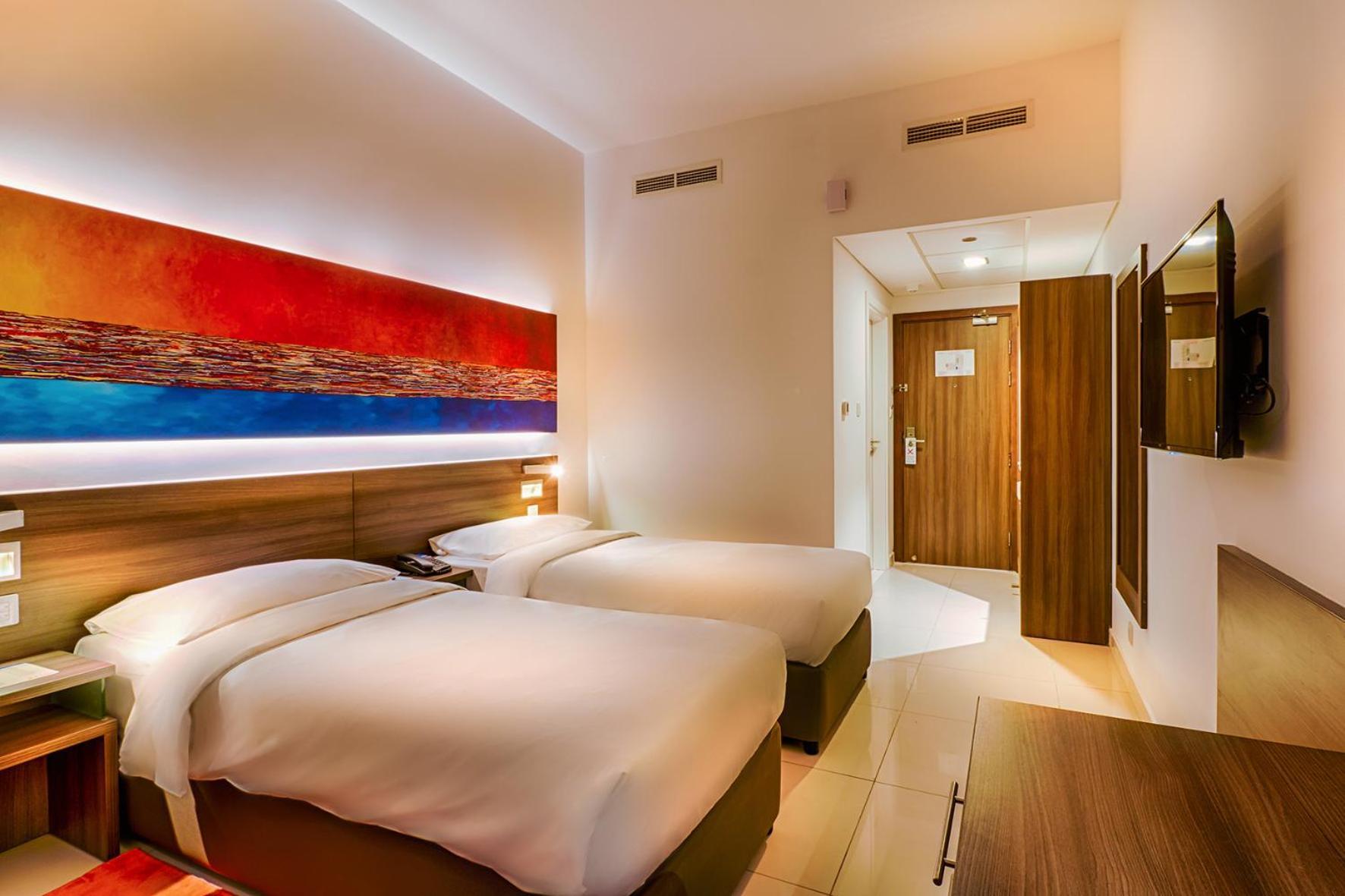 Family Room with 20% off F&B,1228318553:JPEG