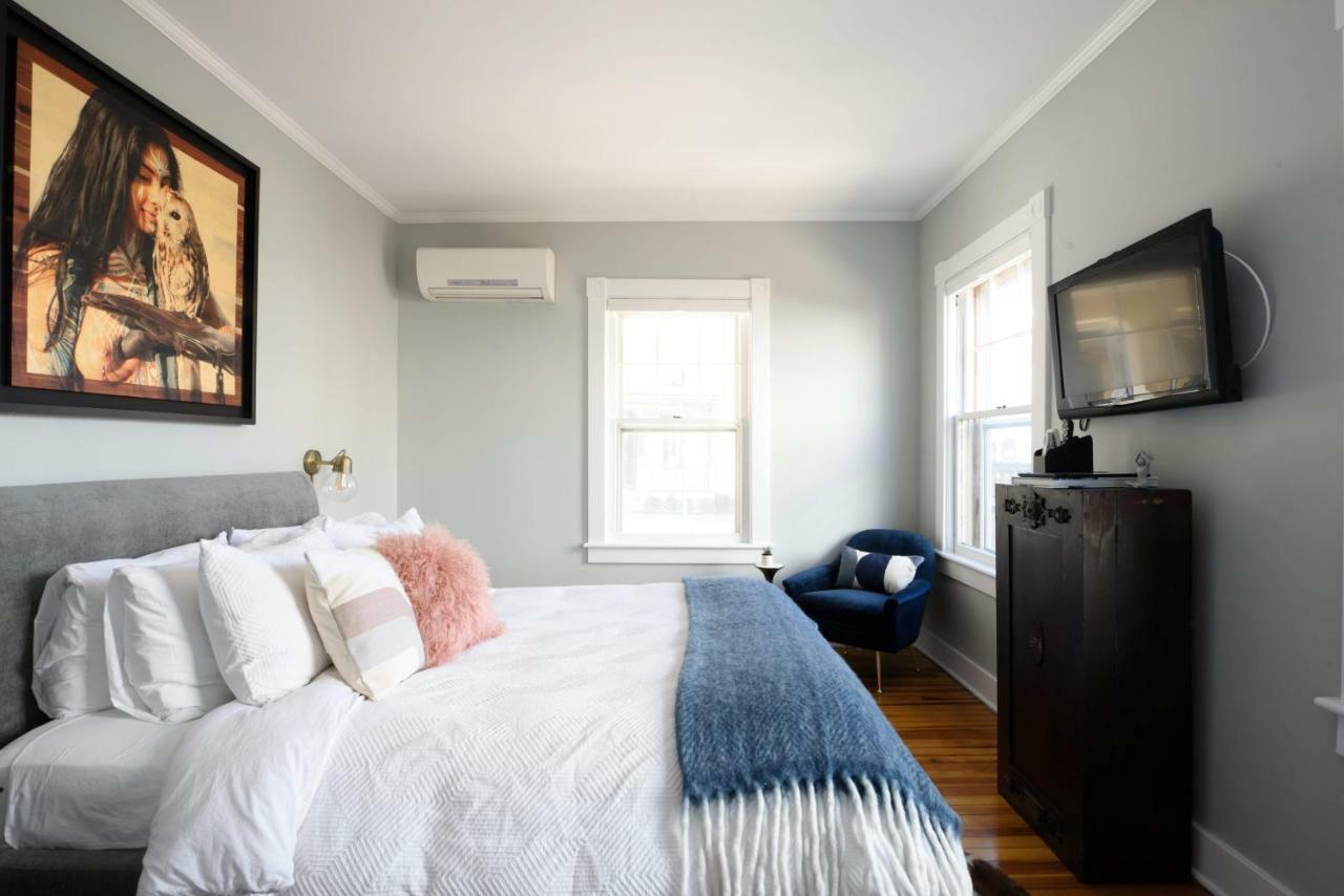 Deluxe Queen Suite