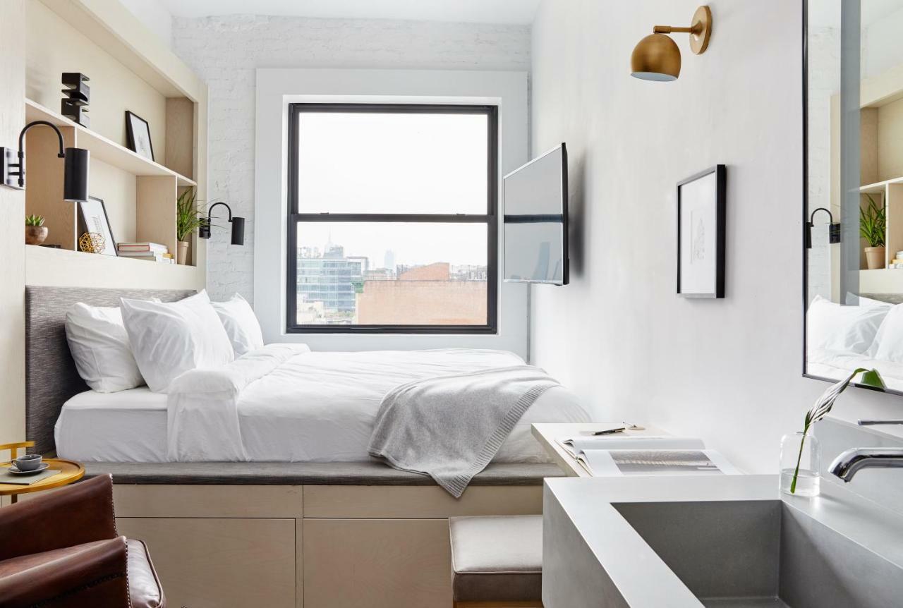 Zimmer mit Kingsize-Bett und Stadtblick