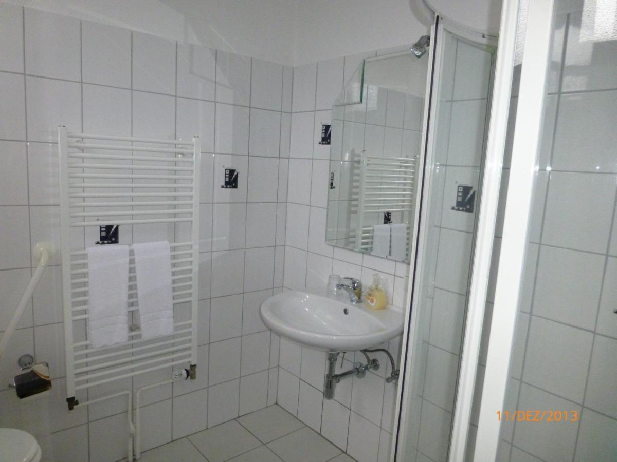 Single Room Bathroom,999623178:JPEG