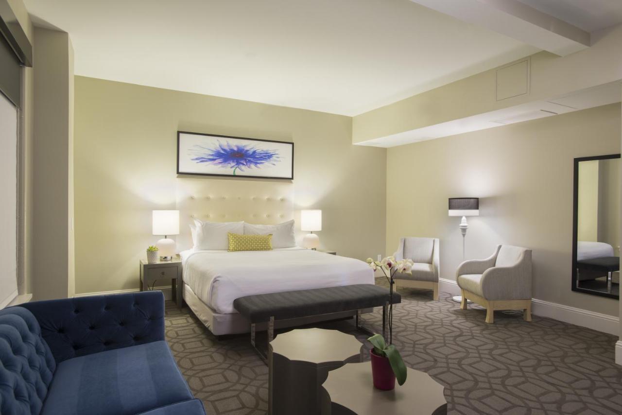 Deluxe Guest Room with One King Bed,979170403:JPEG