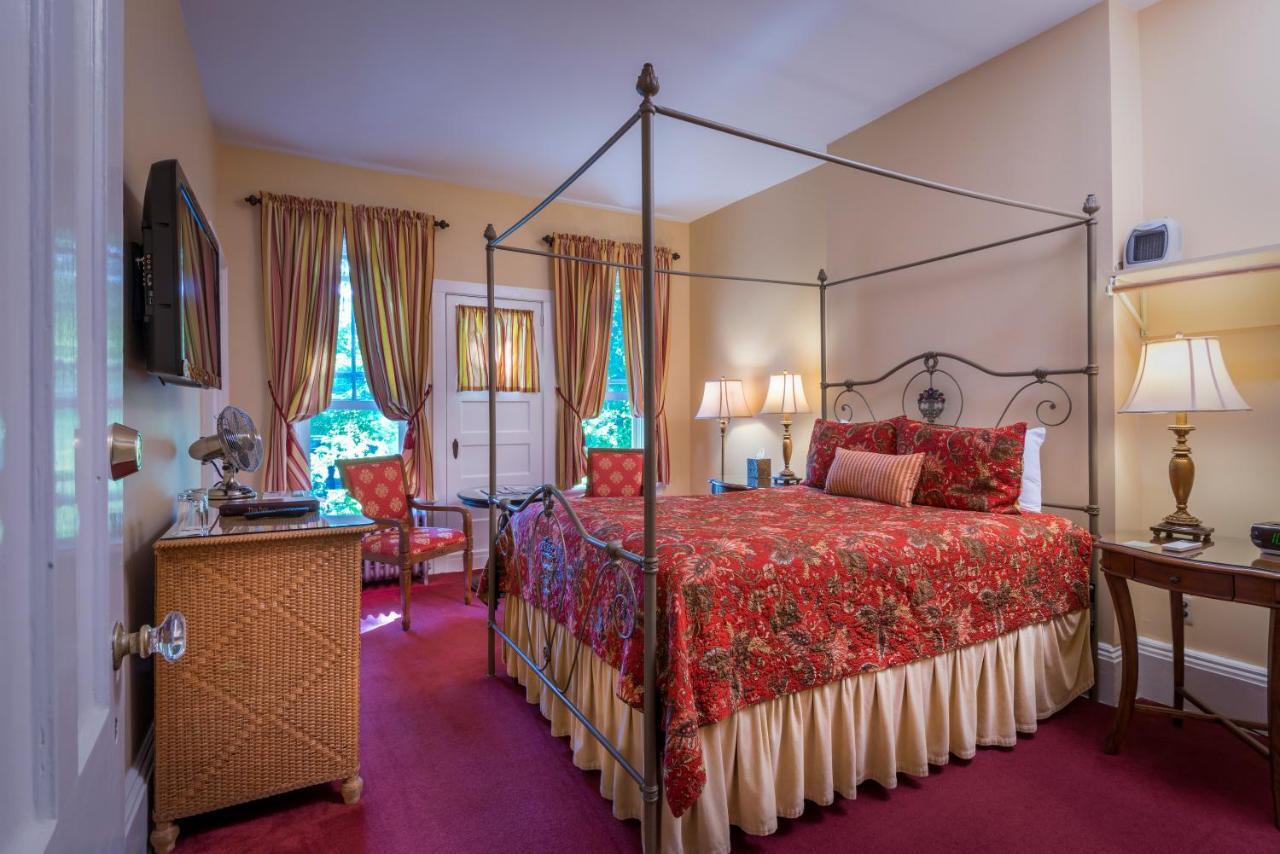 Classic Room One Queen Bed