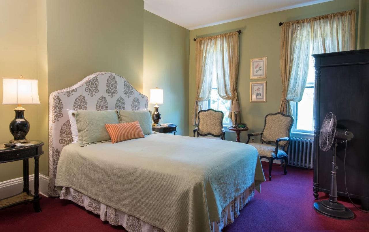 Classic Room One Queen Bed