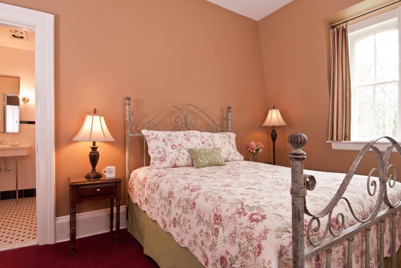 Classic Room One Queen Bed One Twin Bed