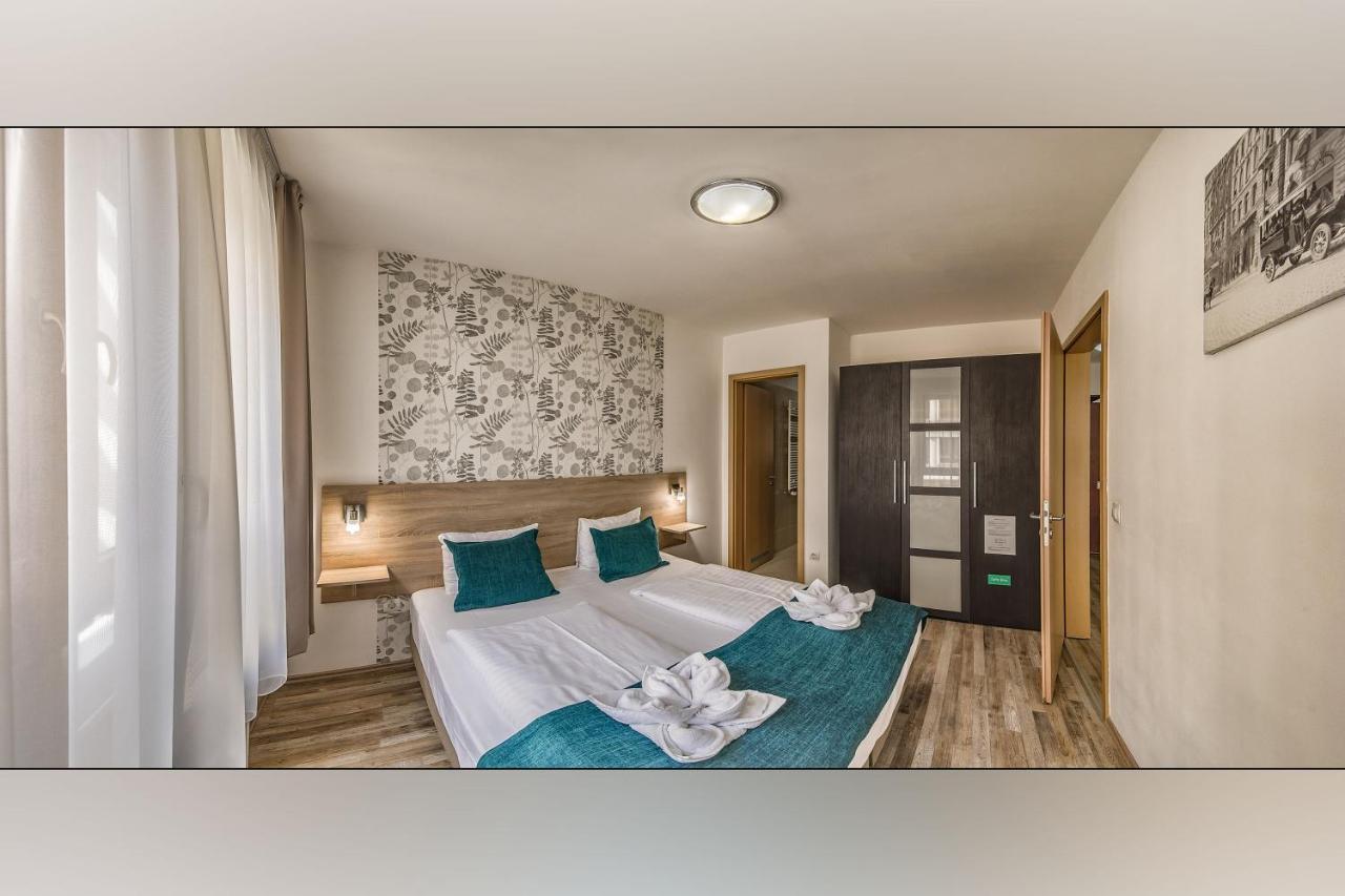 Deluxe One-Bedroom Apartment