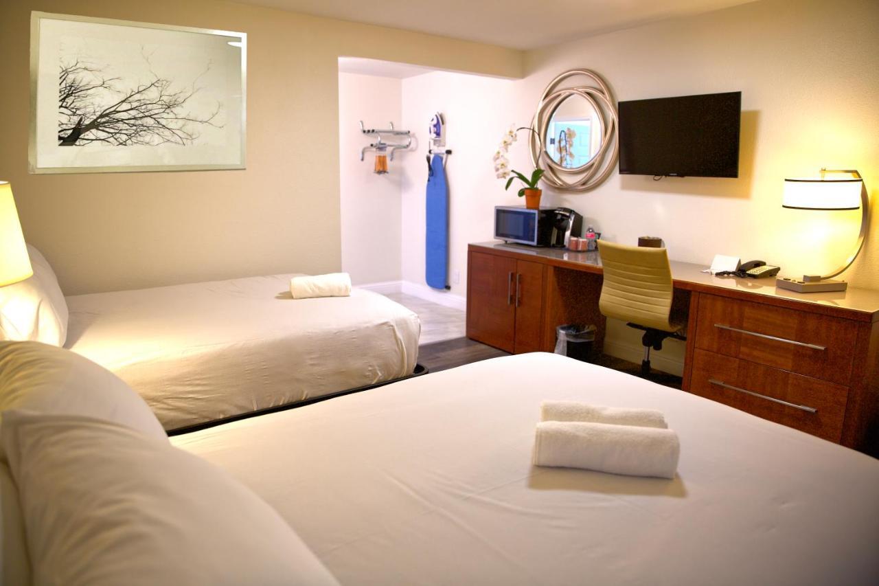Studio Suite Two Double Beds Non-Smoking