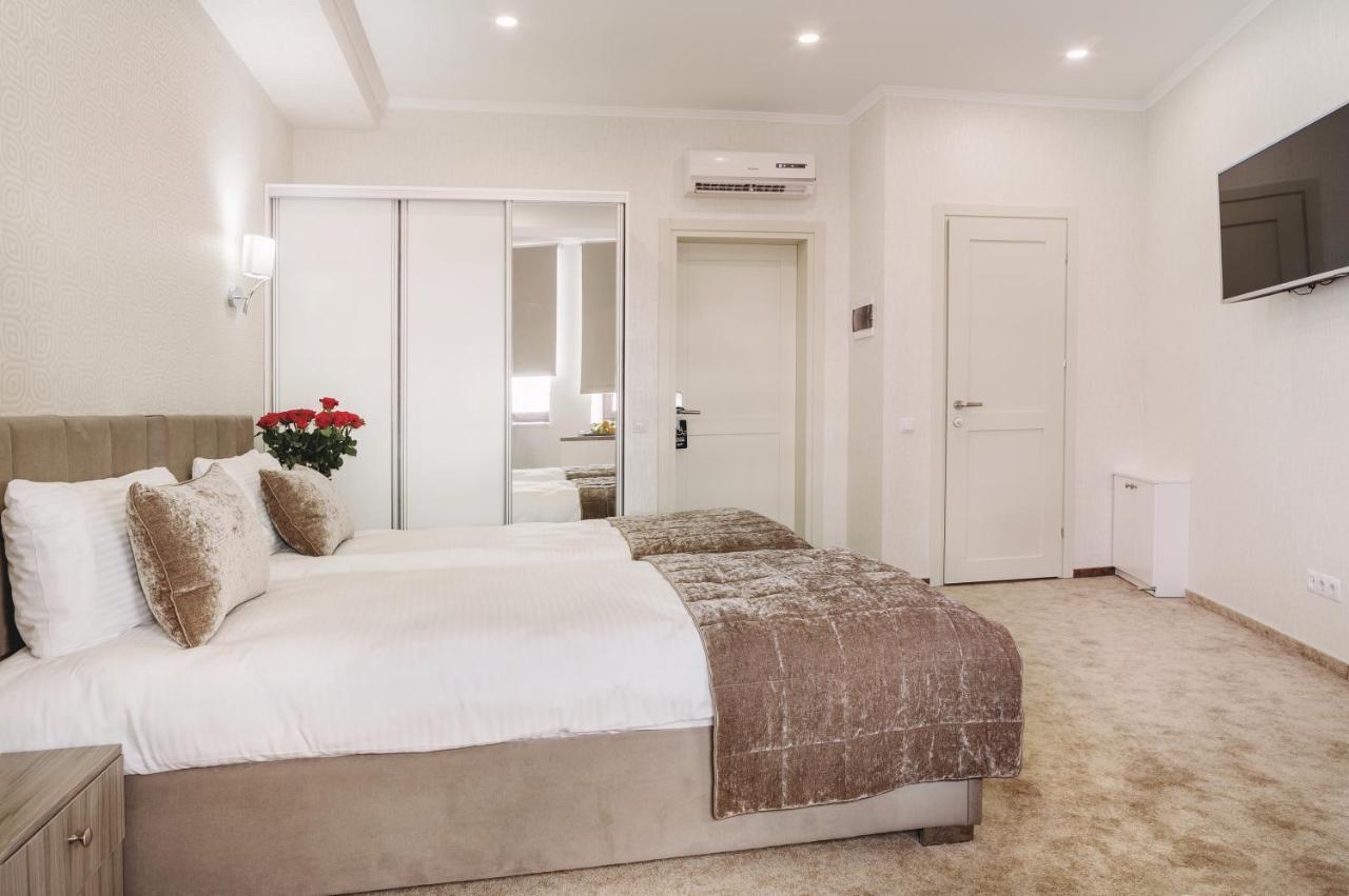 Connecting Room