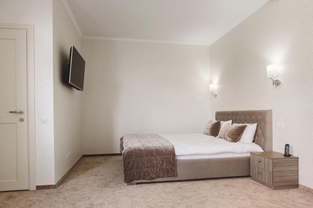 Connecting Room