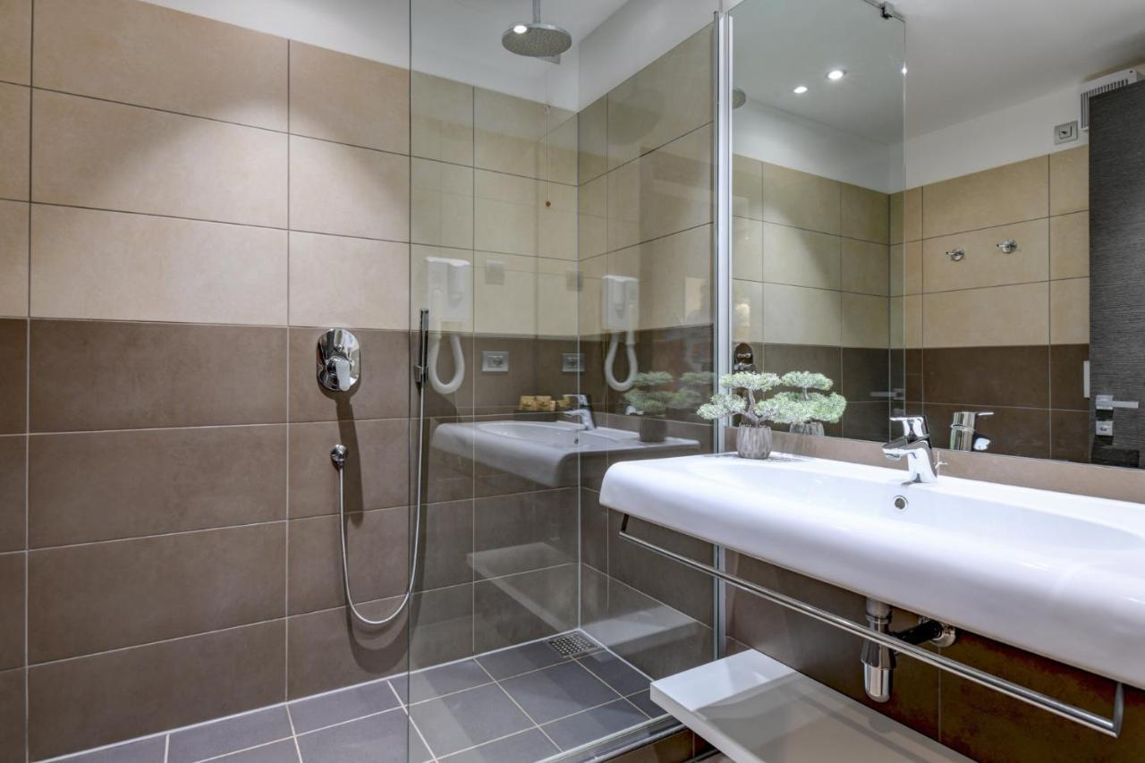 Suite with Balcony and Partial Lake View,931212442:JPEG