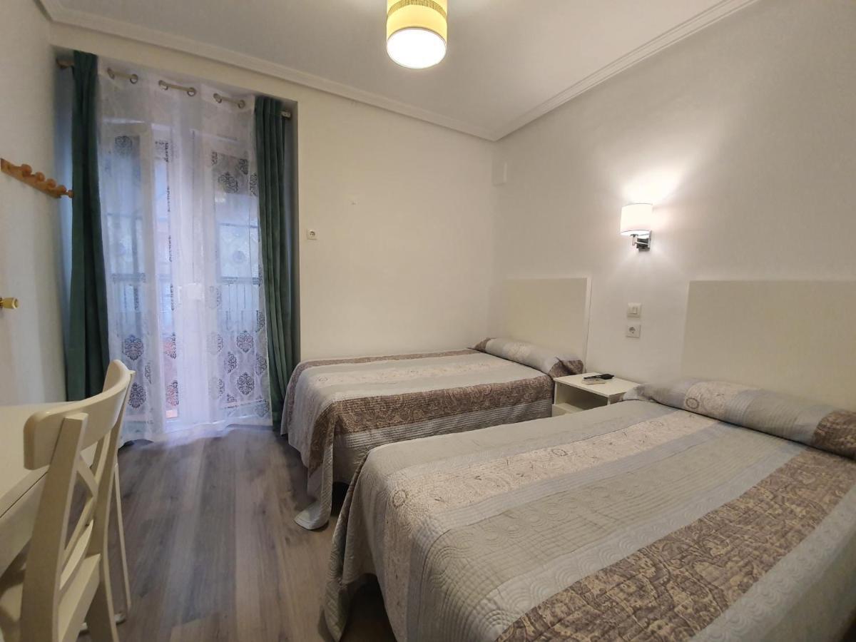 Economy Twin Room Private Bathroom