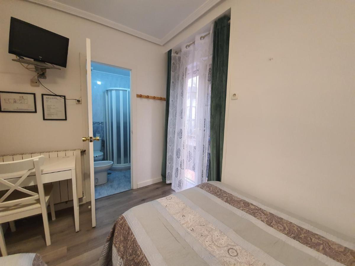 Economy Twin Room Private Bathroom