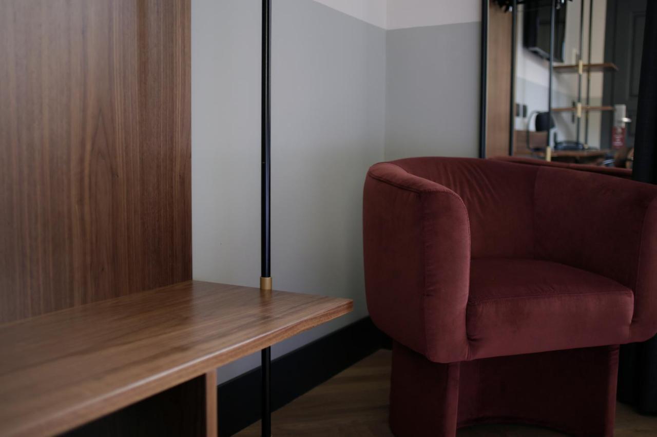 Spacious Room,933259498:JPEG