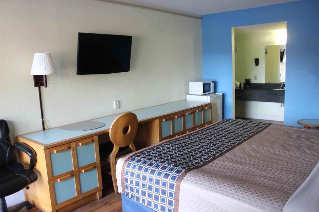 Deluxe King Room - Non-Smoking