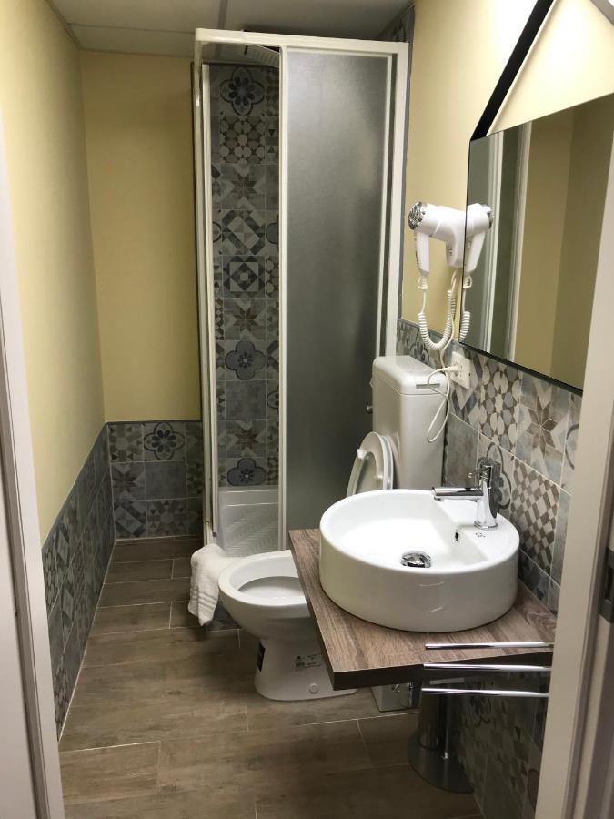 Camera Matrimoniale/Doppia con Letti Singoli con Bagno Privato