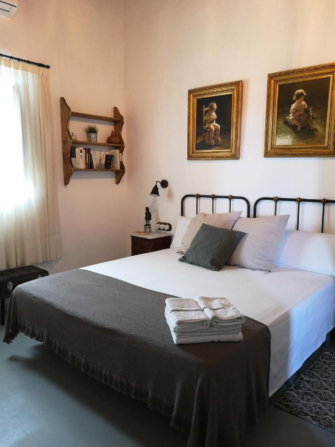 Habitación con cama extragrande.