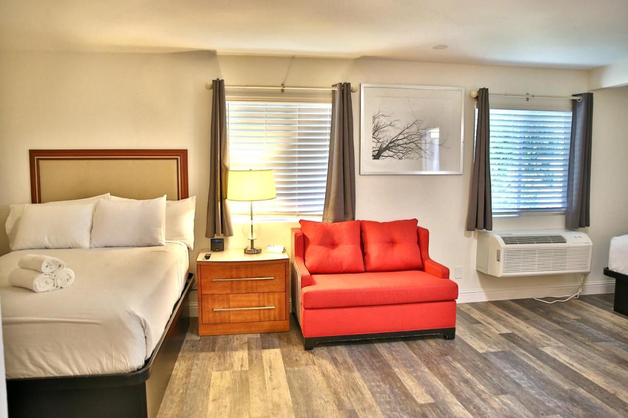 Studio Suite Two Double Beds Non-Smoking