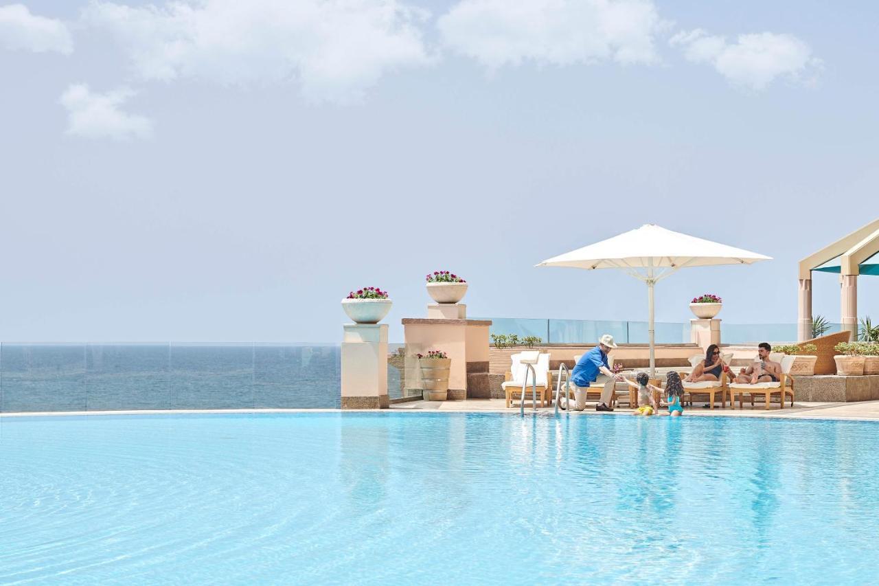 Chambre Lit King-Size Terrasse et Piscine