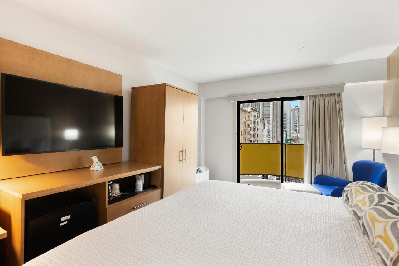 Habitación con cama extragrande, sofá cama y patio