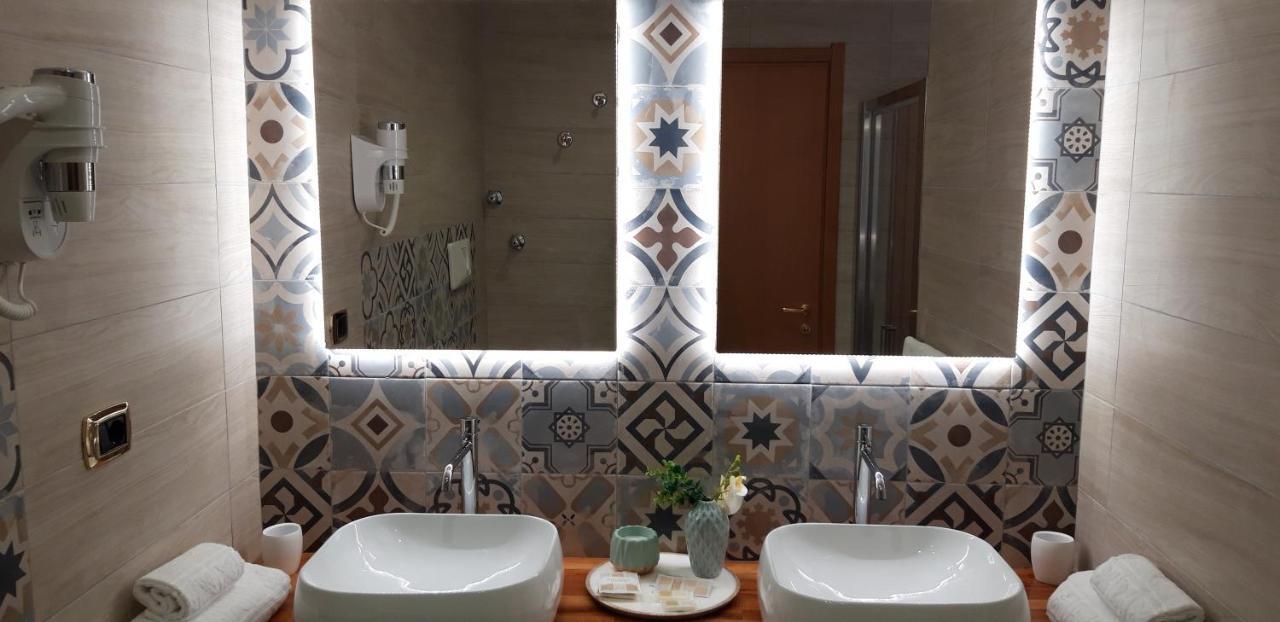 Suite with Balcony,943398292:JPEG