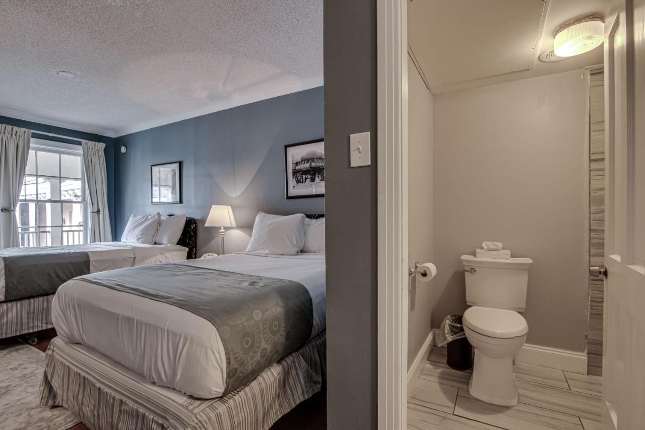 Two Queen Beds Courtyard View