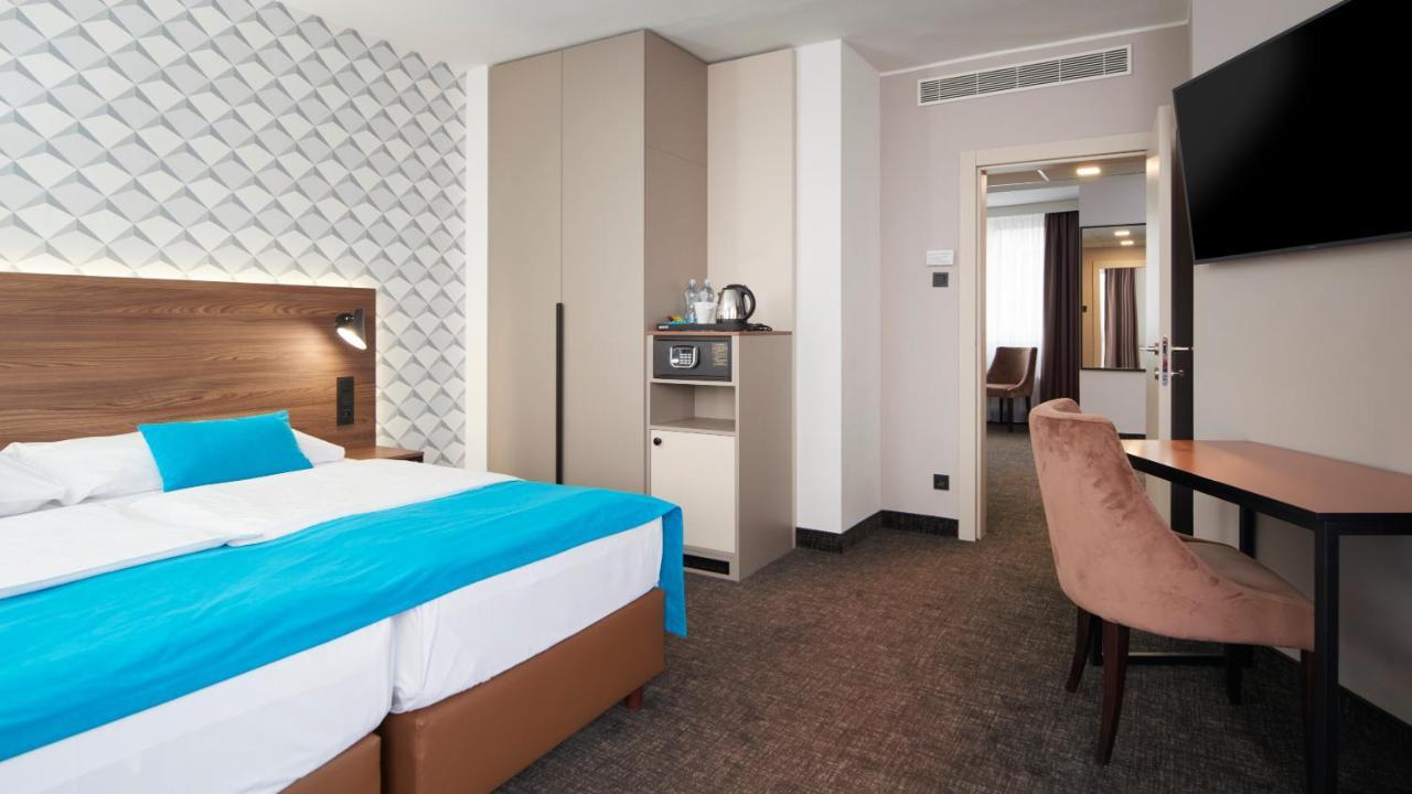 Deluxe Suite Pool Access