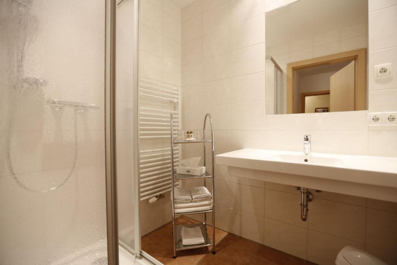 One-Bedroom Queen Suite with Peloton Bike