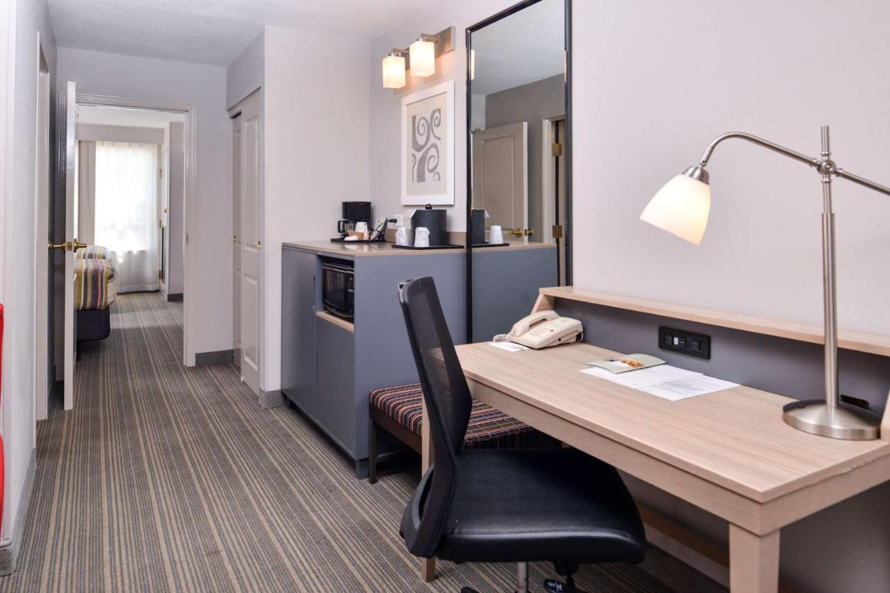 One-Bedroom Queen Suite