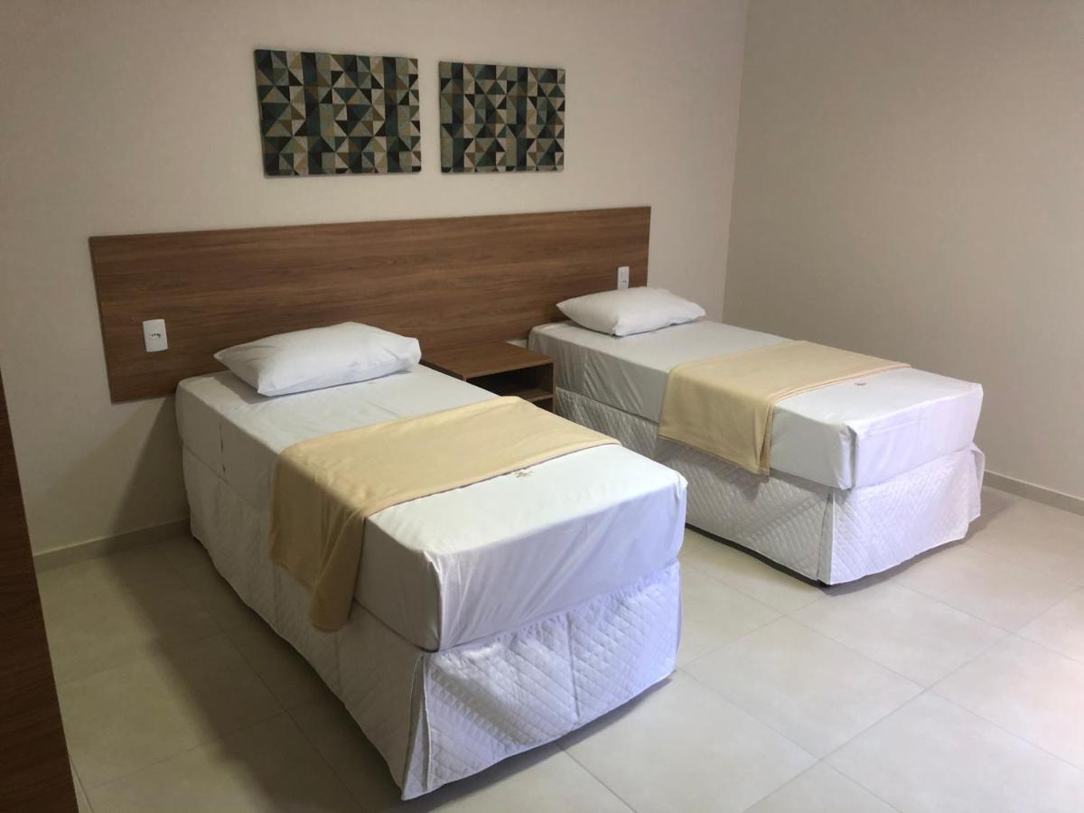 Quarto com 2 Camas de Solteiro