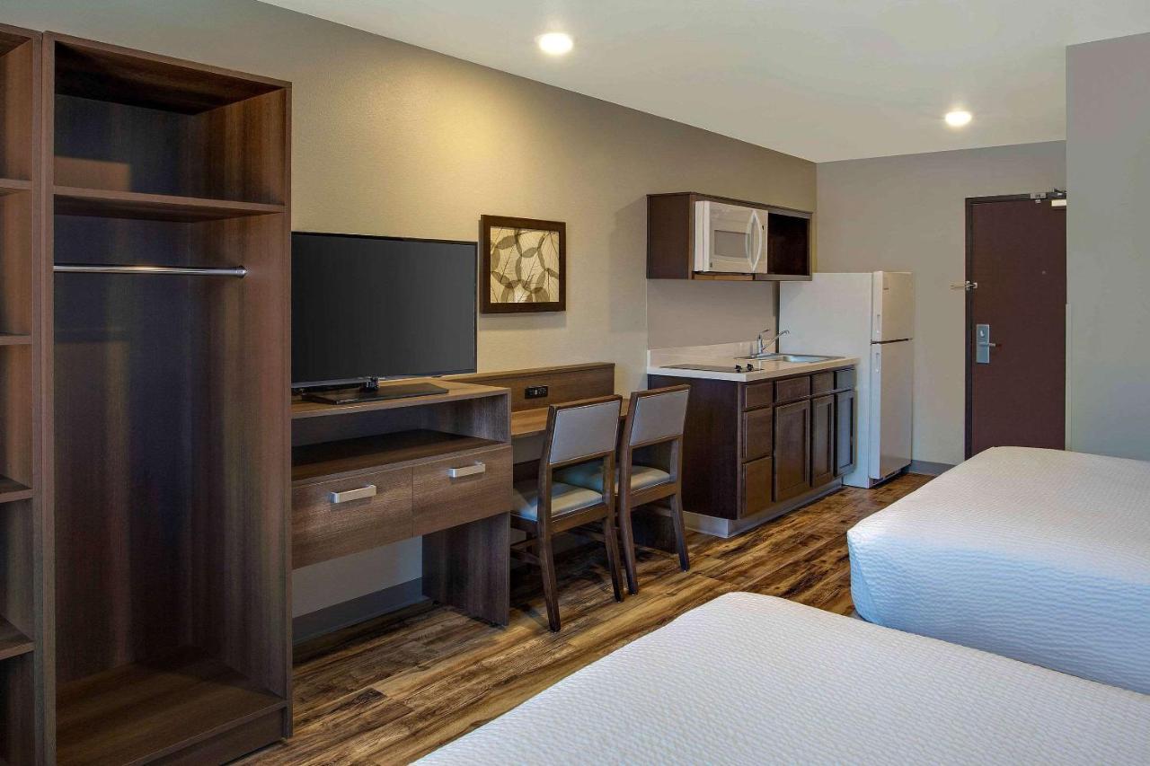 Queen Room with Roll-In Shower - Disability Access/Non-Smoking