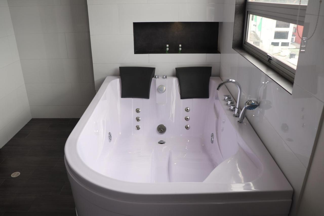 Deluxe Suite Spa Bath