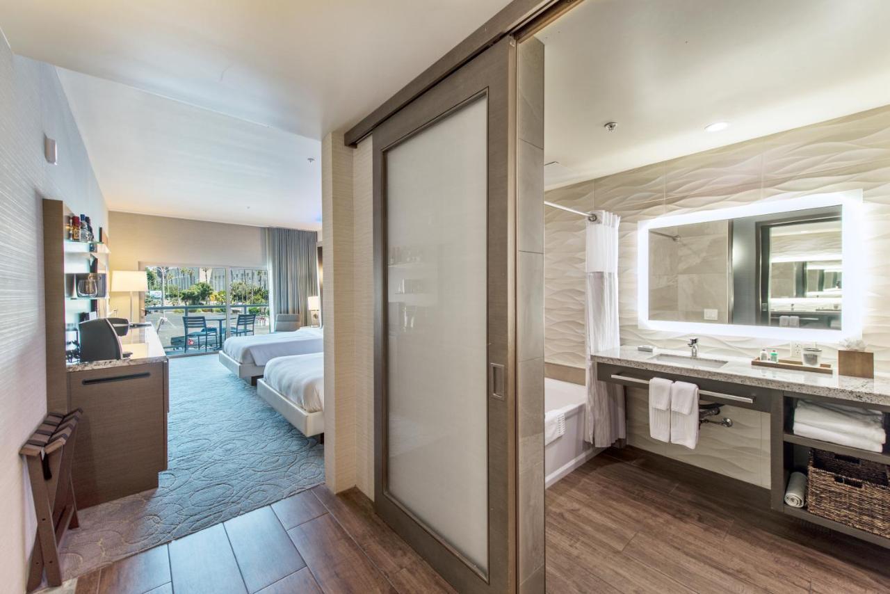 Deluxe Double Queen Room