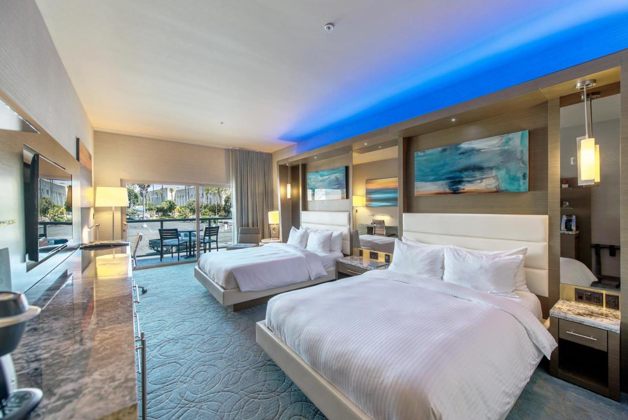 Deluxe Double Queen Room