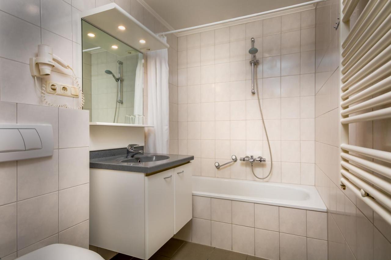 Deluxe One-Bedroom Apartment