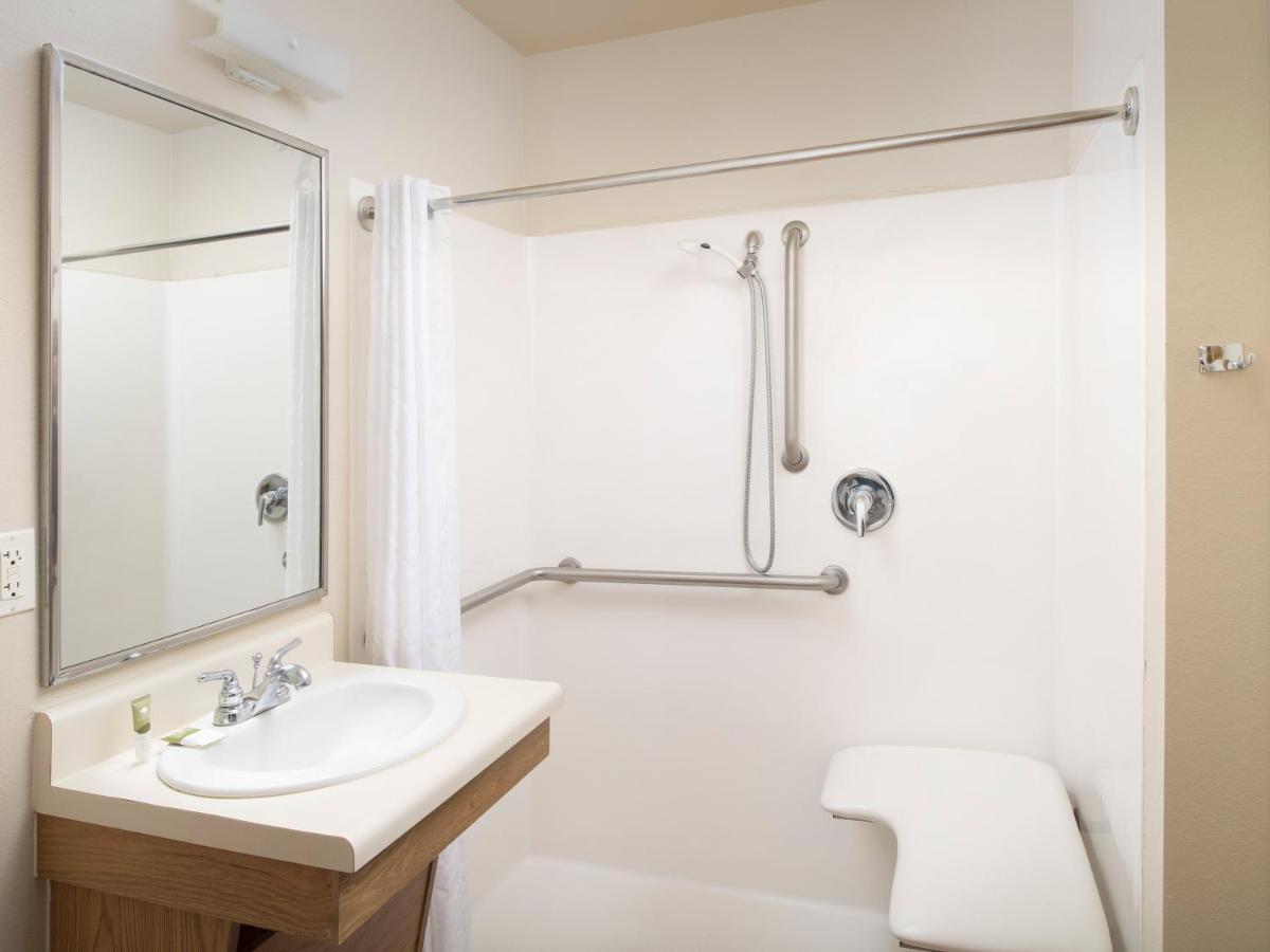Queen Room Roll Shower Disability Access or Non-Smoking