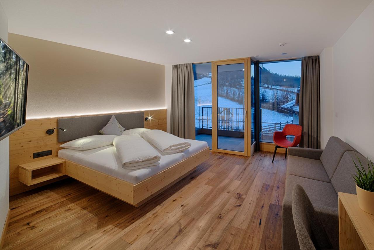 Double Room with Balcony,963212200:JPEG