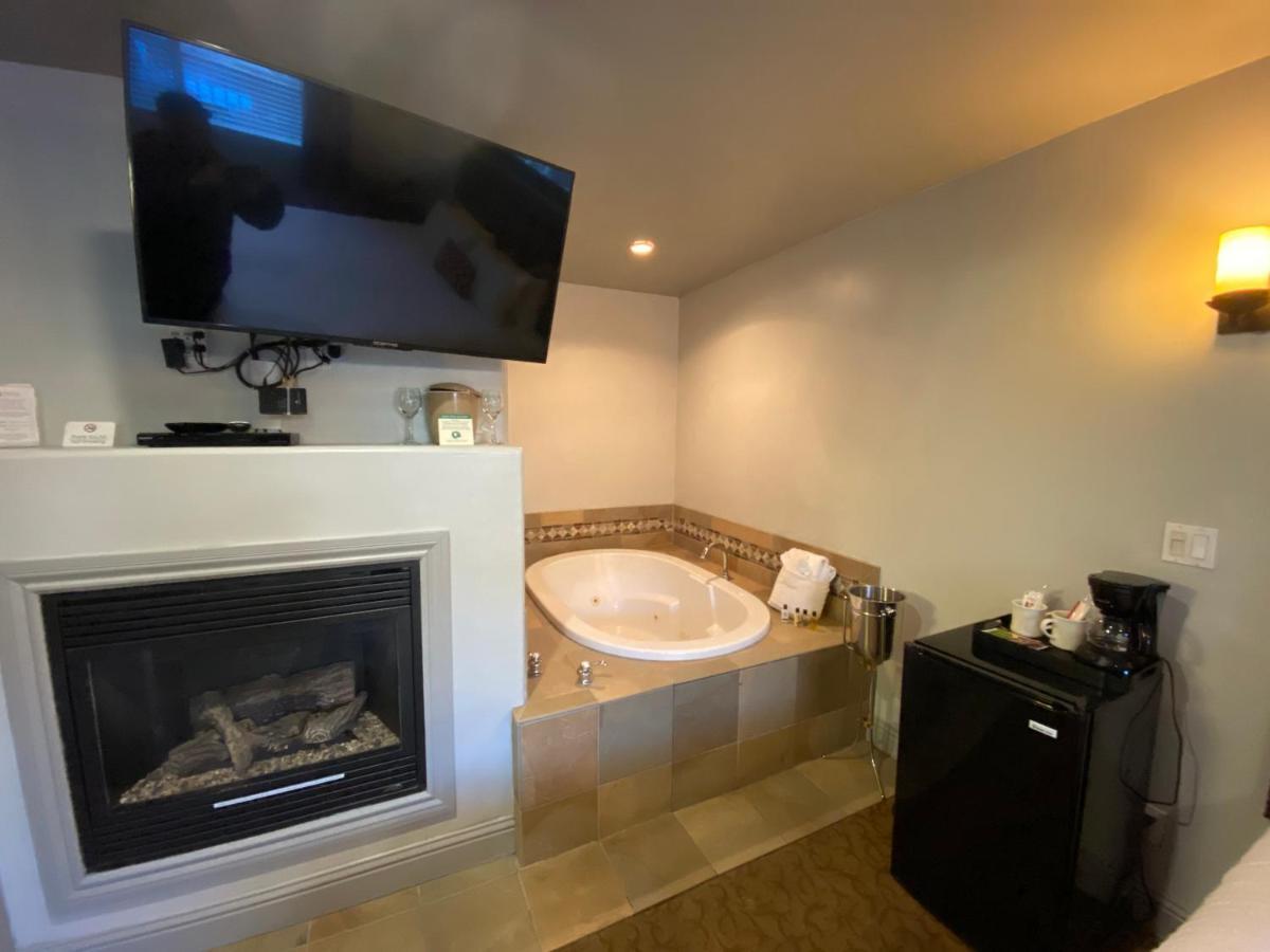 Deluxe King Room Spa Bath