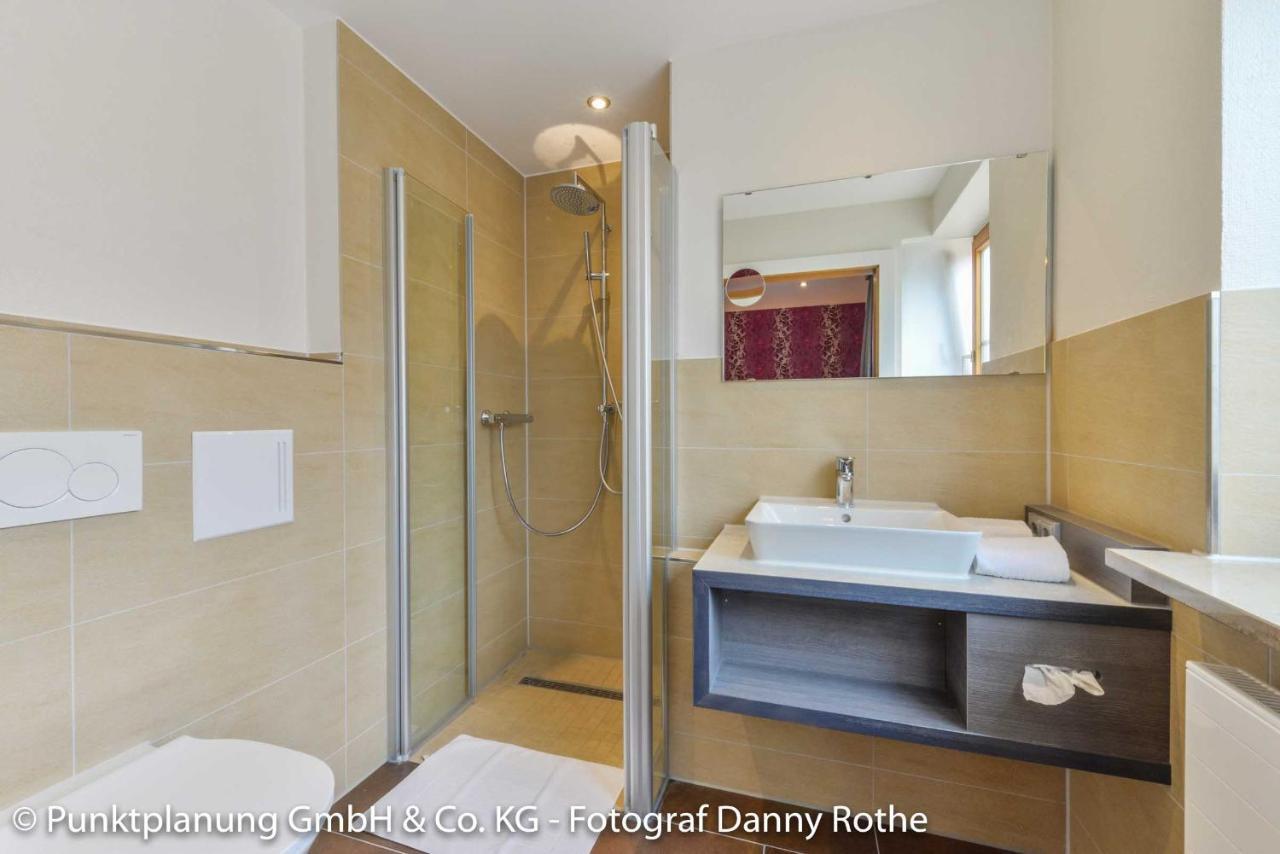 Deluxe Double Room Shower