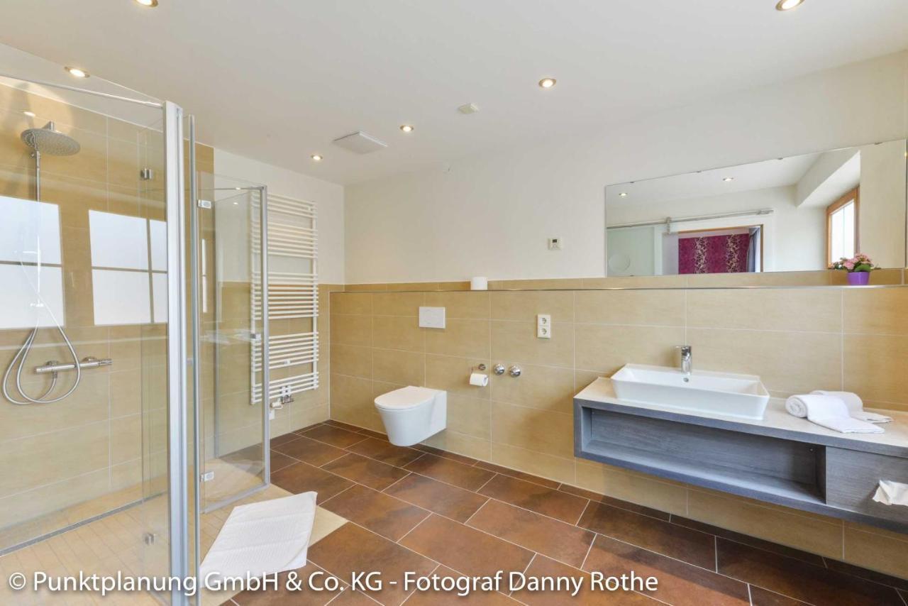 Deluxe Double Room Shower